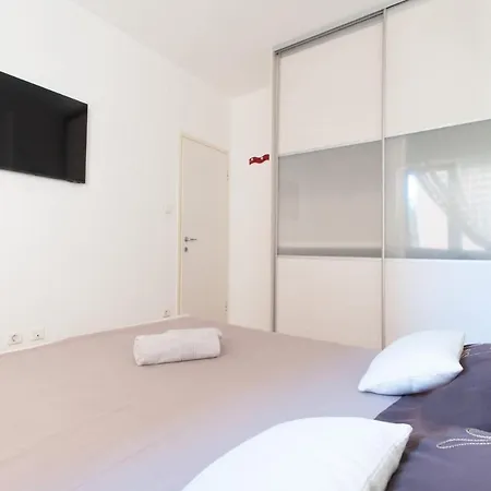 Sea With Free Parking Apartment