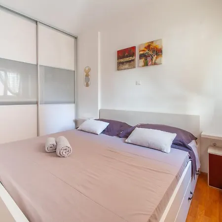 Sea With Free Parking Apartment