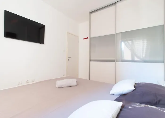 Sea With Free Parking Apartment