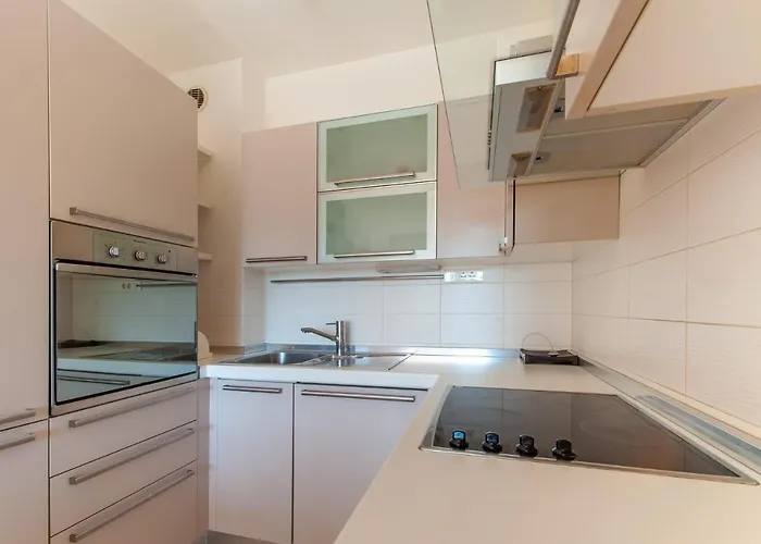 Sea With Free Parking Apartment Split