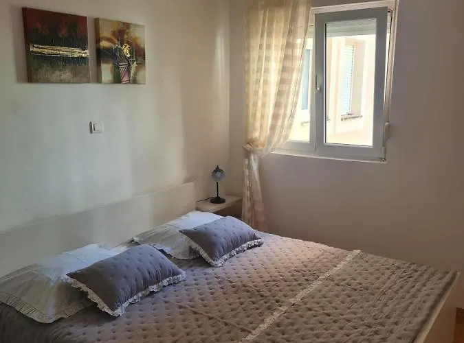 Sea With Free Parking Apartment Split