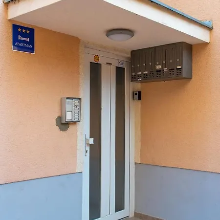 Sea With Free Parking דירה
