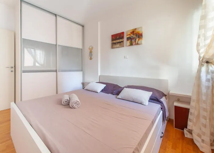 Sea With Free Parking Apartment