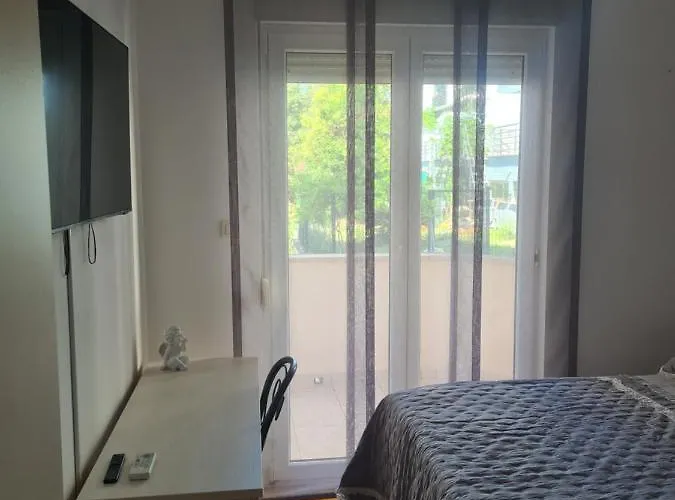 Sea With Free Parking Apartment Split